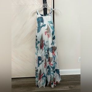 Stunning NWT Flowy Chicwish Maxi dress Size S/M